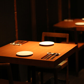 【2階 テーブル席/2～6名様】木造の蔵を改装したレトロな風情