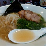 たかうな - 牛骨ラーメン醤油(極み白)    中盛り＝1.5玉