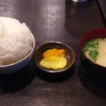 Jidori Yaki Kagari Bi - ご飯（ 普通）(笑)＋お味噌汁＋お漬け物