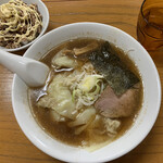 Terakafe Chuu Ka Soba Mizu Kami - 魚介中華そばワンタンメン（平打ち麺）¥800  豚めし（麺とセット）¥150  単品だと¥300