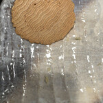 讃岐饂飩 恩家 - 骨付鳥せんべいの中身
      しっかりした味付でビールにも合って美味しくいただきました
      自分の中では、近場で香川の骨付き鳥食べるなら横浜の一鶴さんかな
      久しぶりに一鶴さんへ行ってみたくなりました