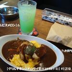 ドッグデプトガーデン - 料理写真:《グリルチキンのオムライス(ﾃﾞﾐｸﾞﾗｽｿｰｽ)･カルピスメロン》♨