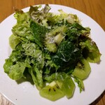 far.pitte - 愛媛県産のキウイとペコリーノチーズと葉野菜のサラダ