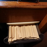 一条流がんこ総本家分家四谷荒木町 - お箸はカウンターの下の引出にあります！