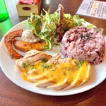 カンティーナ ヴィニエトゥッティ - 鶏ムネ肉のソテー　自家製アイオリソース