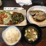 Sankai - 2020/02/13
                山海おまかせ定食 1,500円
                エビチリ
                豚バラ
                サラダ
                煮魚
                あら味噌汁
                ご飯