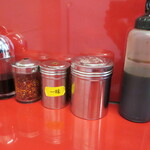 ラーメン二郎 - 卓上調味料