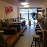 らーめん山猫亭 - 【2012.04.　再訪】　奥から店内の様子