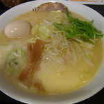 らーめん山猫亭 - 【2012.04.　再訪】　白濁の塩600円+大盛100円（煮玉子はサービス＾＾）