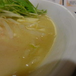 らーめん山猫亭 - 【2012.04.　再訪】　白濁の表面状況