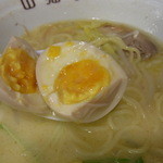 らーめん山猫亭 - 【2012.04.　再訪】　煮玉子断面