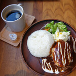 フォレストカフェ トゲッチ - 平日限定のドリンク付日替わりハンバーグプレート800円(税込)。