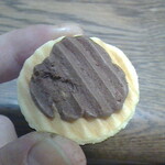 鼓月 - 料理写真:木苺チョコ上のせんべい剥がしたとこ