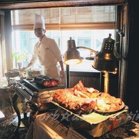 トレーダーヴィックス東京 - BBQローストビーフ、BBQポーク、BBQチキンのカッティングサービス