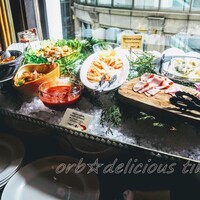 トレーダーヴィックス東京 - シュリンプカクテル、ハワイアン アヒポケ、 ベーコンとじゃがいものサラダ、チーズ各種 シャルキュトリー