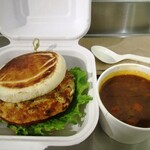 Lobster Place Seafood Market - サーモンバーガー＆ミネストローネ