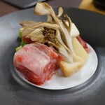 南紀勝浦温泉　ホテル浦島 - 鍋：熊野牛スキヤキ、梅玉子