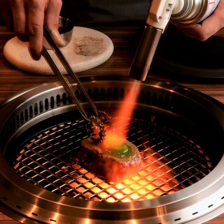 お客様のお席でスタッフが焼き上げるステーキ