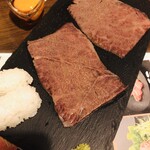 独選炭火焼肉 ひとりじめ - 極上ザブトンの焼きしゃぶ寿司