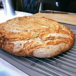 ウシマル - 自家製パンは焼きたてがドーン！
      切ると湯気がブワッと！