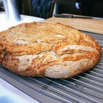 ウシマル - 自家製パンは焼きたてがドーン！
      切ると湯気がブワッと！