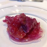 ウシマル - 鮪、赤大根に山わさびで今度は赤が美しい一皿。
      見た目では分からないですが、かなりわさびの辛味がツンと効いたパンチのある味。