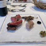 ウシマル - 千葉県産真鴨、千葉県産ジャージー牛、ダイヤモンドポークのソーセージ
      サルサヴェルデとアメリケーヌソースを添えて
      さらに、オプションで黒トリュフを削ってもらいました♡