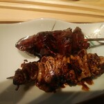 Yakitori Nidaime Kyuujirou - 焼鳥5点盛:手前から皮煮、レバー～タレもので2本だけ別皿で先に