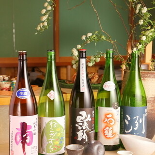 精心挑選的日本清酒，與壽司相得益彰。 享受四季的美味清酒