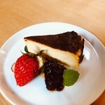 Cafe D+ - 人気No1！バスクチーズケーキ