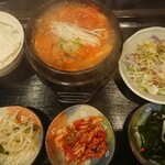 韓国の家 - キムチチゲ定食(税込880円)