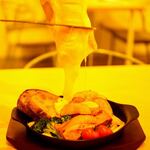 トラットリア サッチ - ベーコンとソーセージと温野菜のラクレットチーズがけ♡