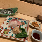 はらまさ - お造り：鰤、ヒラメ　あん肝ソースで。 たくさんの薬味と刺身を海苔で巻いていただきます。鰤が肉厚。 安定した美味しさ。あん肝ソースがお刺身を引き立てます。お酒のアテになる。