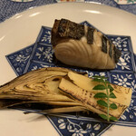 はらまさ - 焼もの：鰆　筍。 厚切り鰆がふっくらと美味しい。多分出汁に少し漬けていると思います。 その味わいがいい。