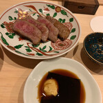 はらまさ - ご飯のお供：和牛の炙り（辛子醤油で）　　鯛のゴマダレ和え 霜降りの牛肉。ちょっと噛み応えがあるけど味が濃い。辛子醤油が合いますね。