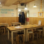 ビーストキッチン - 店内（テーブル席）