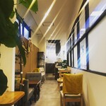 Cafe D+ - 落ち着いた雰囲気の店内