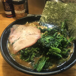 横浜ラーメン とんこつ家  - 味噌ラーメン(¥780)+大盛(¥100)+たっぷりほうれん草(¥100)