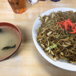 にしざわ食堂 - 焼きそばとみそ汁