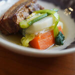 オクサリス - 【禽獸肉（ヴィアンド）】、燻烹五花肉（いぶしぶたばらにくにこみ）の《配搭（つけあはせ）》靑梗菜（せいかうな）＋菘根（かぶら）＋胡蘿蔔（せりにんじん）＋秋葵（おくら）＋甘藍（はぼたん）＋玉米笋（なんばんきびのこ）＋西蘭花（ブロッコリ）