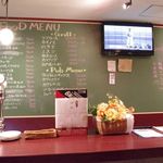 バックバーは巨大なメニュー黒板。ビール激安、フードも安い！
