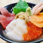 浜焼きセンター カキ小屋 - 2020年2月13日、この冬のオススメ！6種海鮮丼。
マグロ、ホタテ、サーモン、甘エビ
ウニといくらまで乗った贅沢な海鮮丼です。
数量限定なのでお早めにどうぞ。