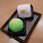 二條若狭屋 - 左側(緑):寒牡丹  右側(桃):恋小袖(生菓子各¥400)