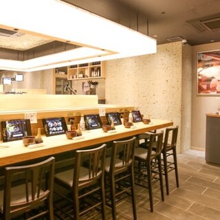 お一人様や少人数でのお食事にご利用できるカウンター席。