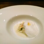 シャテーニュ - 温前菜1　エビとアボカドのラビオリ　フヌイユのカプチーノ