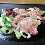 スタミナとん - とんちゃん 300円（以下 税別）× 4皿、牛カルビ 380円 × 1皿 を大将が鉄板に広げます。　　　　　　2020.02.14