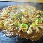 スタミナとん - とんちゃん 300円（以下 税別）× 4皿、牛カルビ 380円 × 1皿 を大将が鉄板で焼いた後に、甘辛い秘伝の味噌を加えて 更に焼き上げます 。 出来上がった ”とんちゃん and 牛カルビ” 。　　　　　　2020.02.14