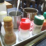 スタミナとん - これらの調味料を使用して、大将が一気に焼き上げます。　　　　　2020.02.14