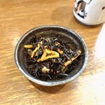 炭火焼きとり しげおやじ - お通し　300円ひじき