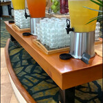 Big Island Breakfast at Water's Edge - ジュースコーナー、ミルクはシリアルのコーナーにあった